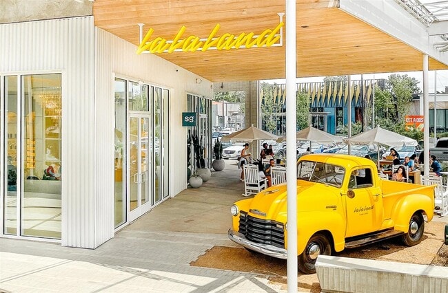 Building Photo - 813 Waverly St