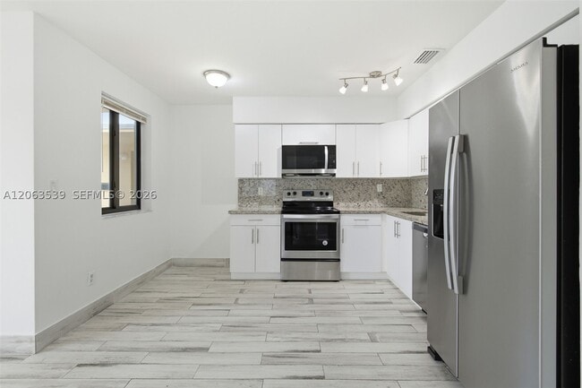 Building Photo - 2627 SW 29th Pl