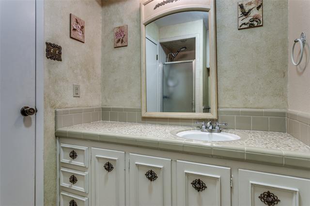 Building Photo - 705 Lake Louise Rd