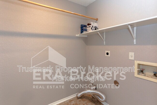 Building Photo - 1614 Twisted Oak Dr