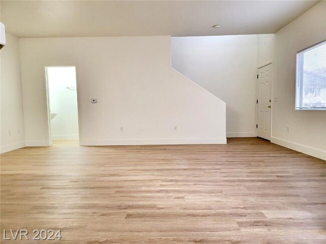 Building Photo - Beautiful 3 Bed Townhose