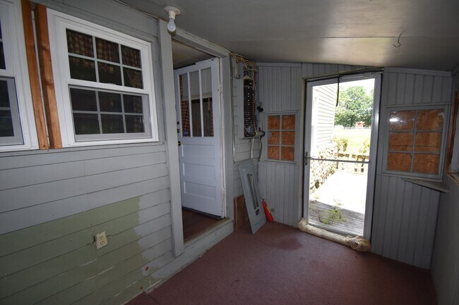 Building Photo - 2 Bedroom Home For Rent in The County!