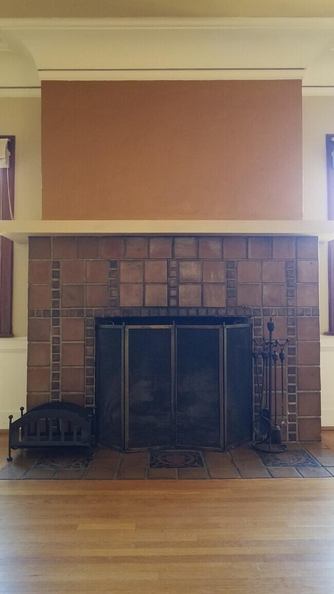 Building Photo - 515 5th St