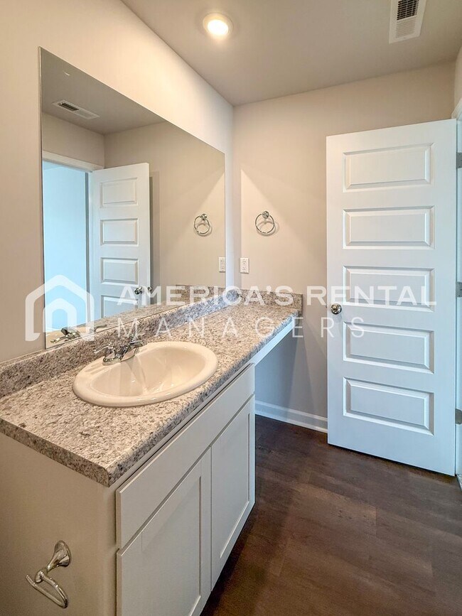 Building Photo - Escape to Lakeside Living in Lincoln! View with 48 Hours Notice!