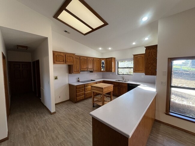 Building Photo - 18655 Oak Ridge Ln