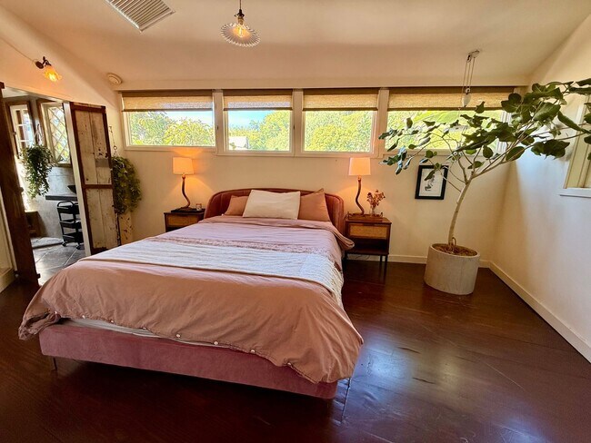 Building Photo - Furnished 1940s Beachwood Canyon Retreat with Treetop Deck + Creative Loft!