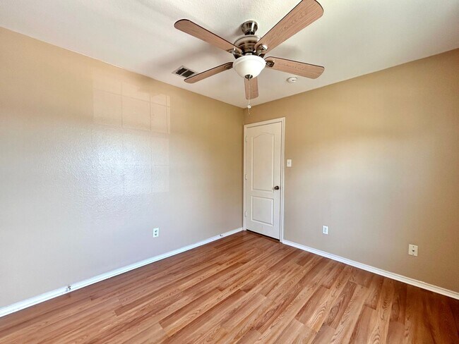 Building Photo - Spacious 4/BR 2.5/BA Home with Large Fence...
