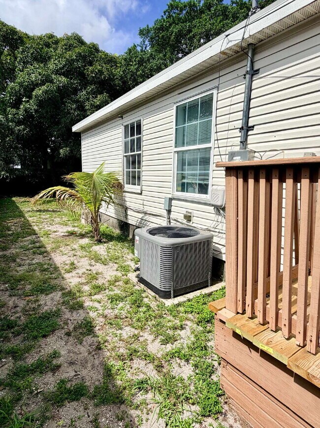 Building Photo - "Charming 4-Bed Oasis with 2 Baths in Prime West Palm Beach Location – 1560 Sq Ft of Comfort!"