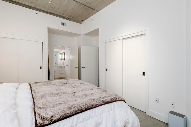 Building Photo - 300 Beale St