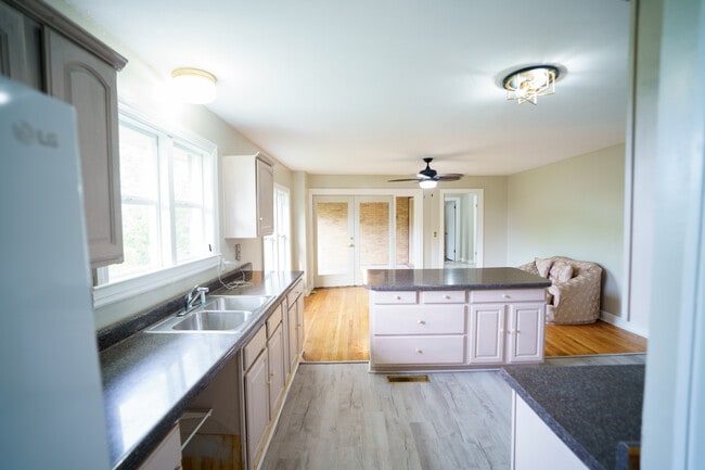 Building Photo - Geneva on College Hill