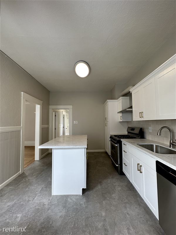 Building Photo - TOP FLOOR FLAT|SPACIOUS AND SUNNY|CALTRAIN...