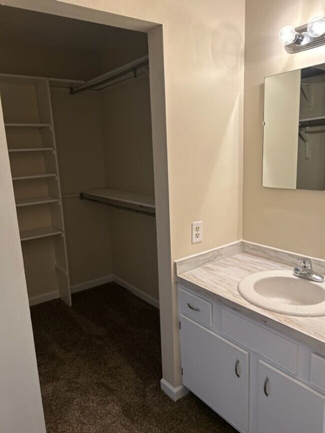 Building Photo - 481 Woodview Dr