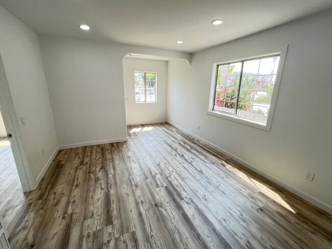 Building Photo - Completely Remodeled 2 Bed 1 Bath Charming...