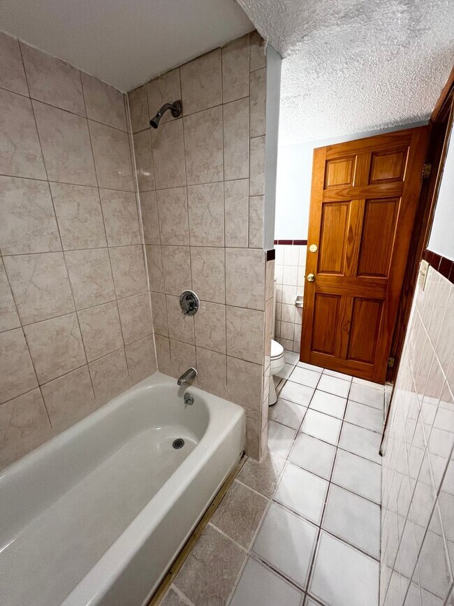 Building Photo - 204 S Main St