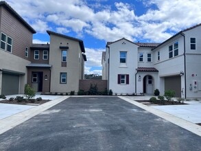 Building Photo - 4041 Pomelo Dr