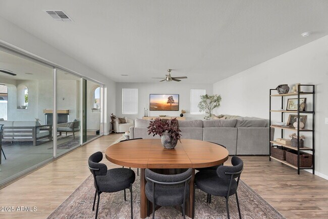 Building Photo - 9418 E Theia Dr