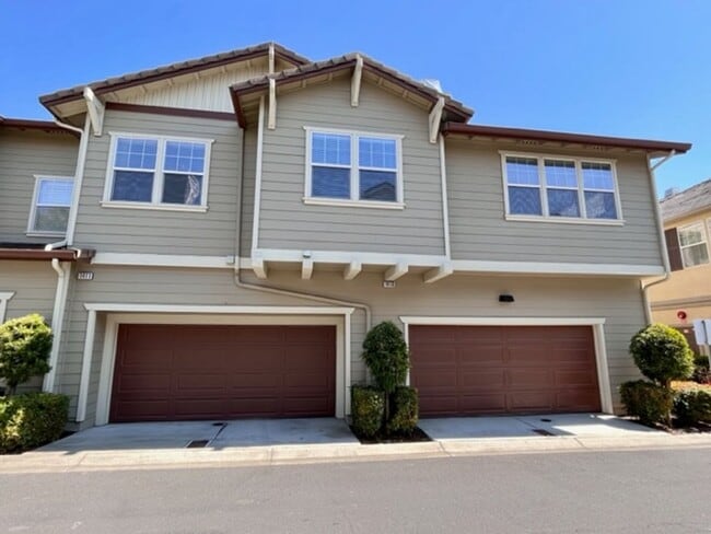 Building Photo - Beautiful 3BD/3BA, Two-Story Corner Unit C...