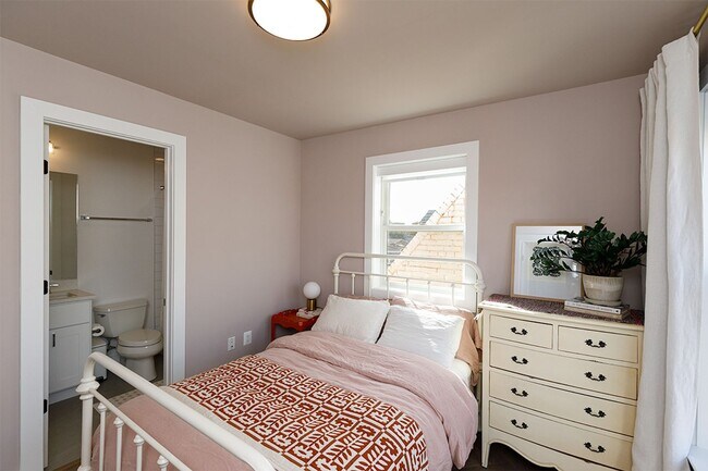 Building Photo - Newer Three Bed-Three Bath Townhouse Condo...