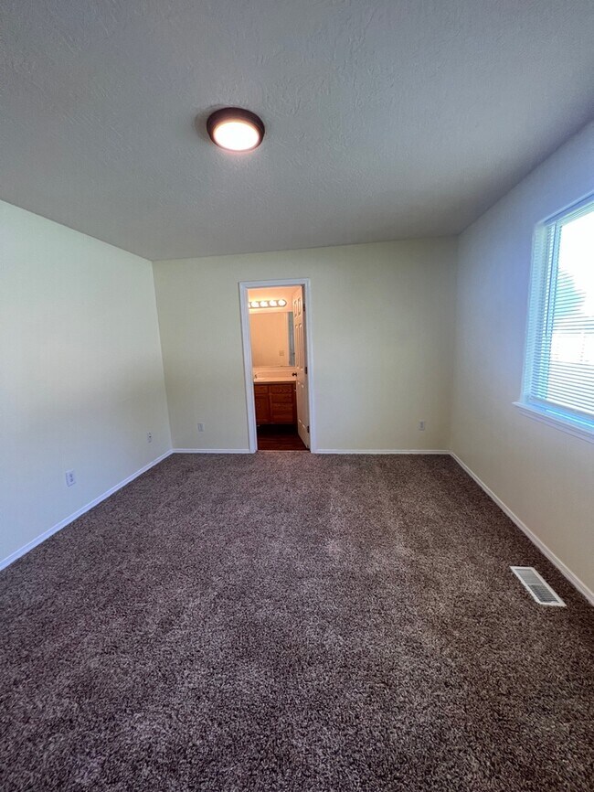 Building Photo - 3 Bed 2 Bath House in Nampa!