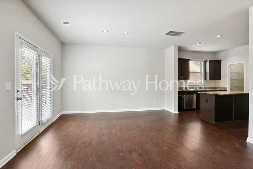 Building Photo - 2401 Oakleaf Cir