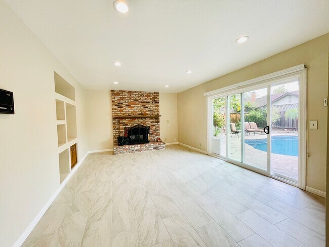 Building Photo - Beautiful 4 Bed 3 Bath + Huge Bonus Room A...