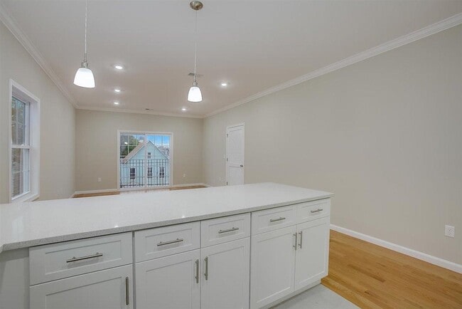 Building Photo - 16 Grant Ave