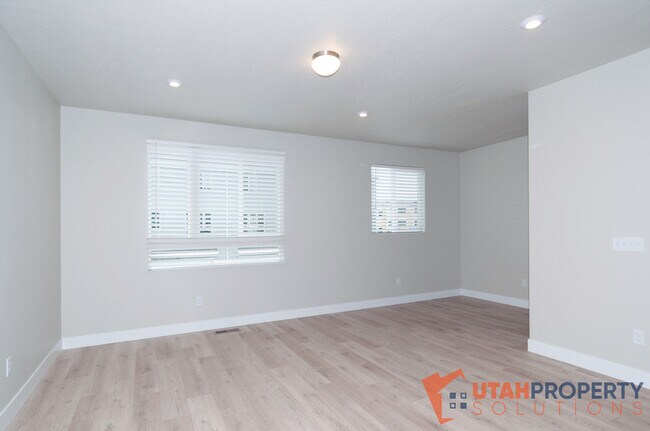 Building Photo - 995 W 360 S