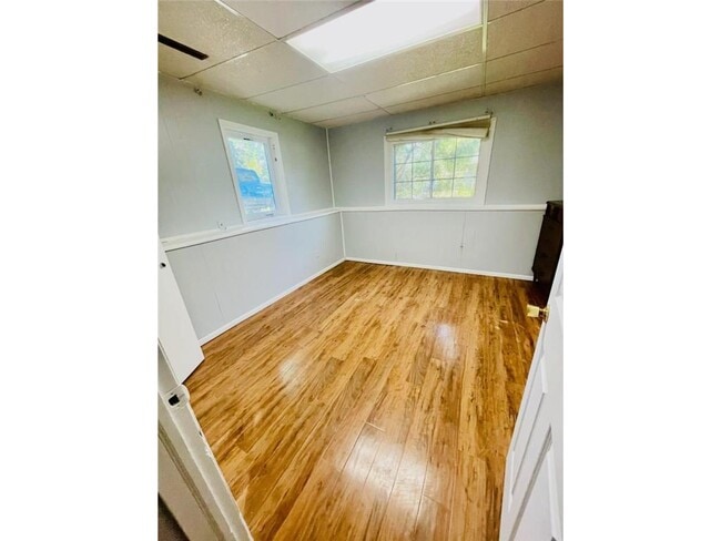 Building Photo - 504 Crestview Dr S