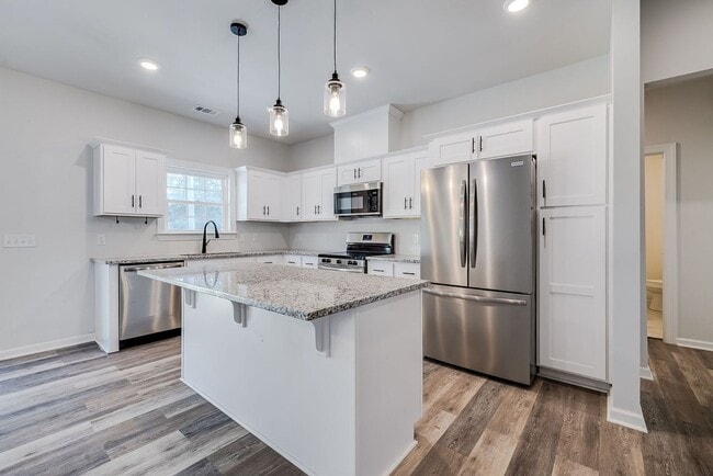 Building Photo - Like-New 4BR, 2.5BA Home with Privacy Fenc...