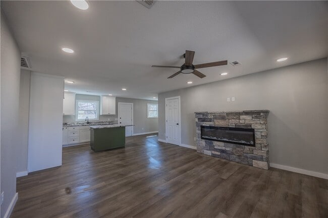 Building Photo - 17 Dillow Dr