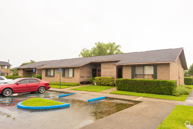 Building Photo - Highland Creek & Bayou Teche Apts