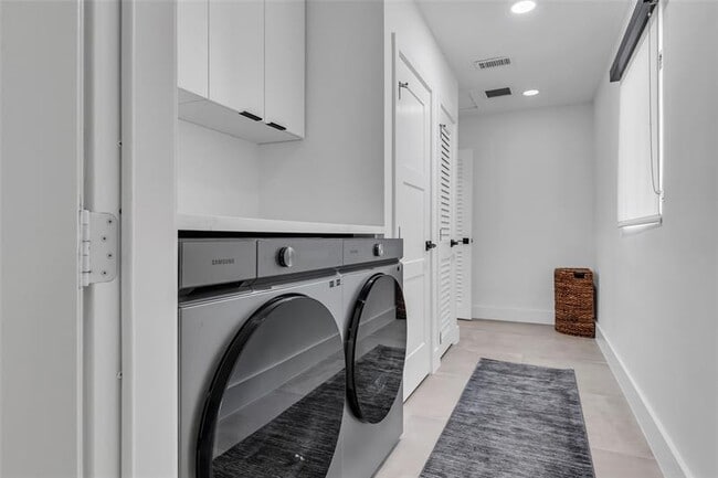 Building Photo - 160 SE 3rd Ct