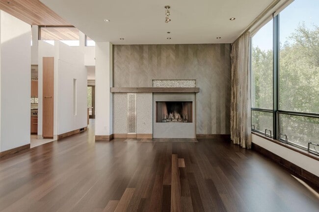 Building Photo - 2510 Skyfarm Dr