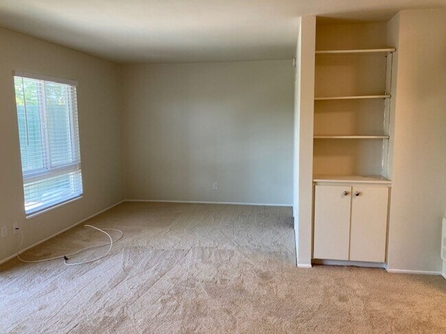 Building Photo - Woodlake Studio