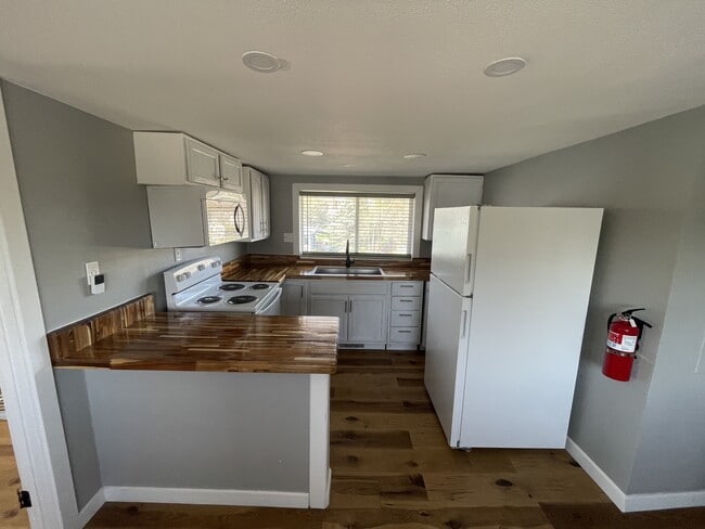 Building Photo - 105 W Summit St