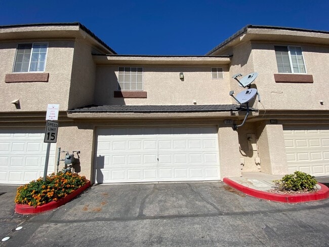 Building Photo - Charming 2Bed/3Bath/w/Garage, Home located in Summerlin