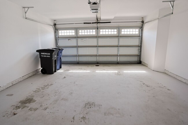 Building Photo - Move-in ready Townhome in Wenworth Green C...