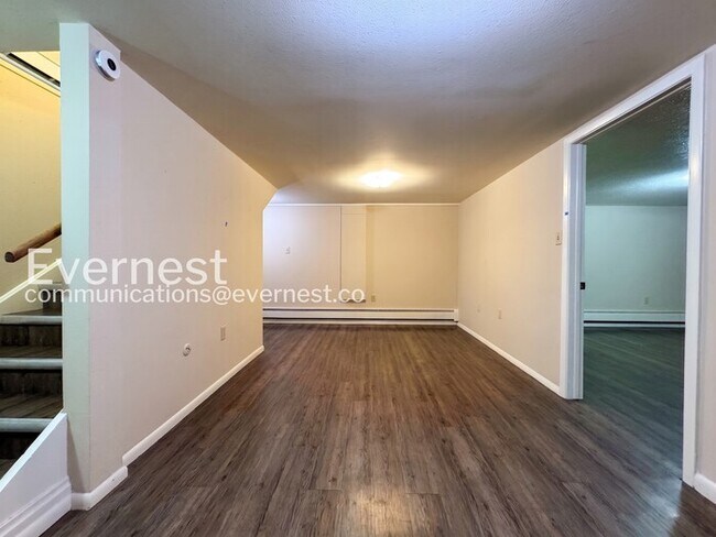 Building Photo - 3 Bed, 2 Bath Home with Garage / Available Soon!