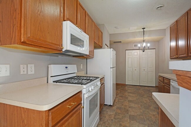 Building Photo - Beautiful 2-Bedroom 3-Bathroom Townhouse in Plymouth!