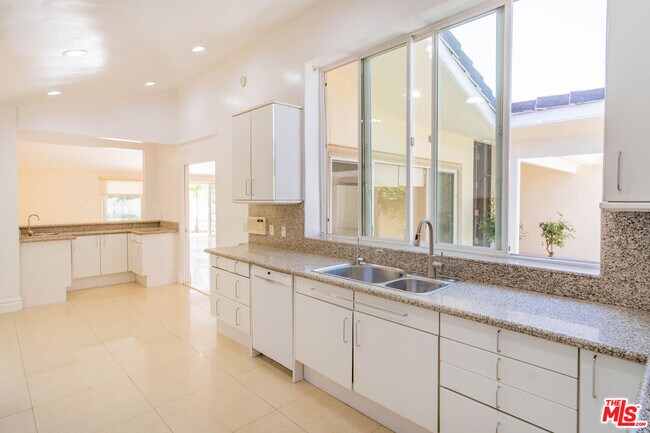 Building Photo - 480 N Robinwood Dr