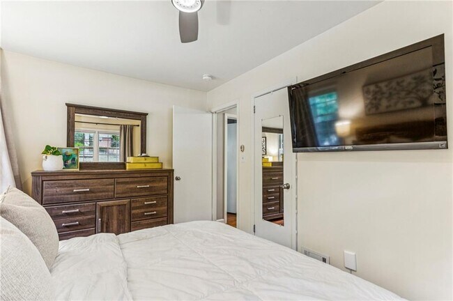 Building Photo - 2592 Woodacres Rd NE