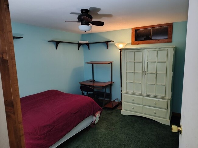 Building Photo - 8596 Meadowbrook Dr