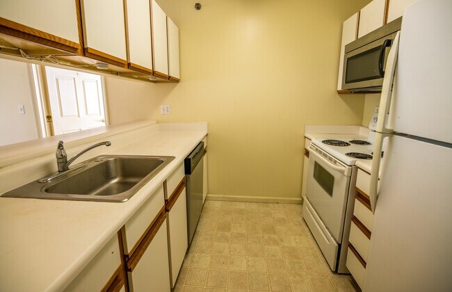 Building Photo - 4 bedroom, 4 bath unit overlooking the Mon River - Available 08/05/2026