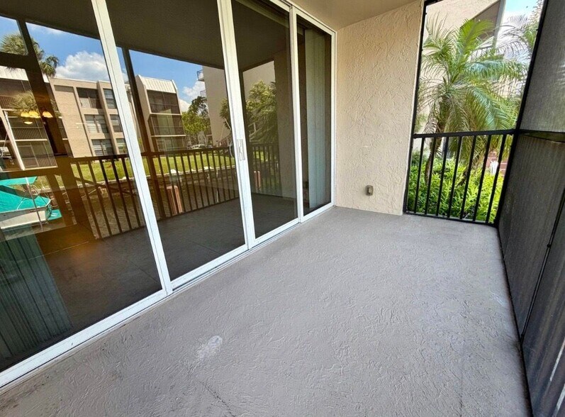 Building Photo - 6 Royal Palm Way