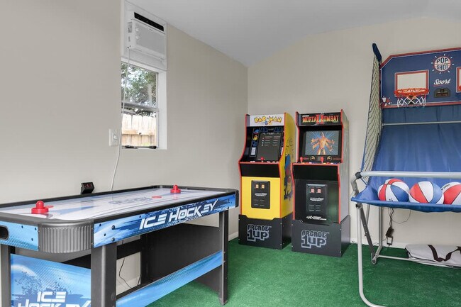 Building Photo - 7061 Coolidge St