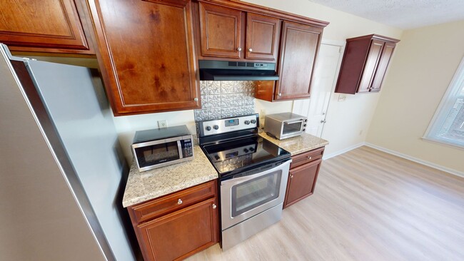 Building Photo - $350 OFF First Month's Rent! 3 Bedroom Upd...