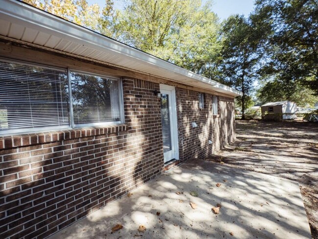 Building Photo - 201 Amellia Pl