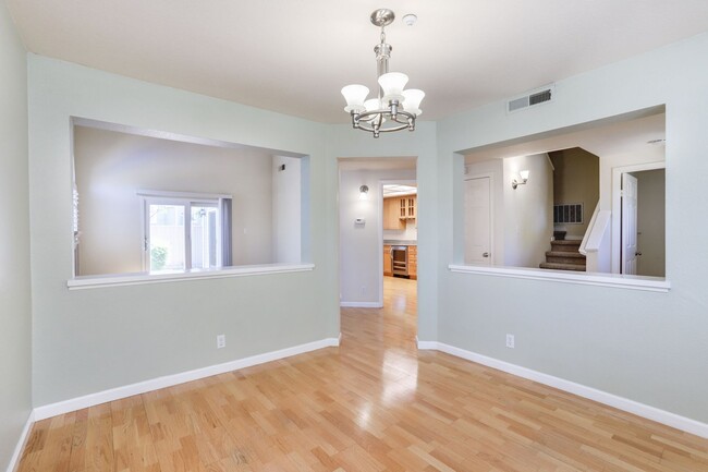 Building Photo - 3 Bed / 2.5 Bath bright and spacious home ...