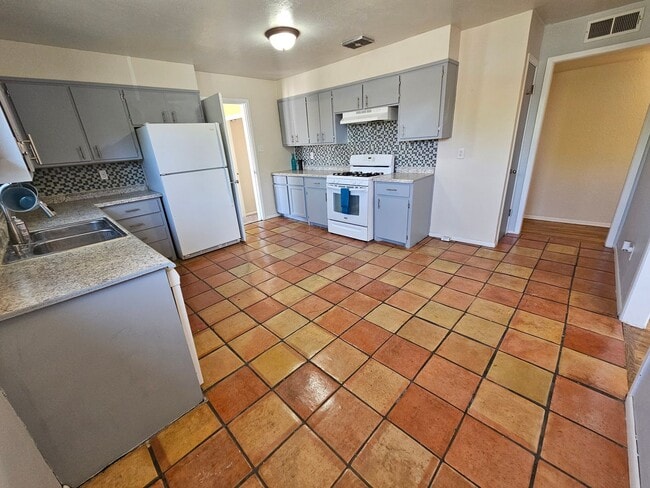 Building Photo - Beautifully maintained 3 bdrm/2 bath with ...