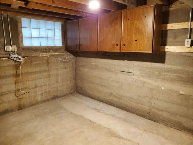 Building Photo - Cute, Quiet and Renovated One Bedroom Finished Basement in Eaton